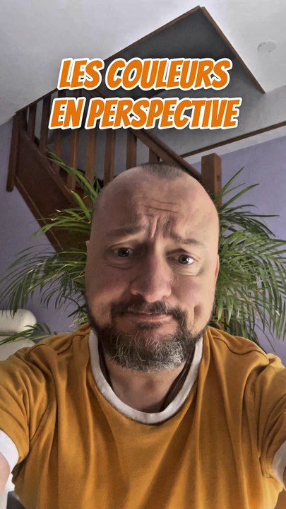 L’air n’est pas aussi transparent que tu penses , un peu quand même , certes ! Il est chargé de particules et d’humidité, et donc il filtre les couleurs chaudes comme le rouge , le jaune , le orange ( 😎 ) par exemple et laisse surtout passer le bleu.