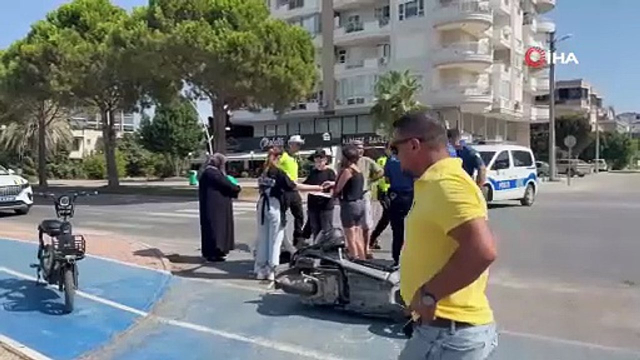 Otomobil ile motosiklet çarpıştı, yaralıya yoldan geçen doktor müdahale etti