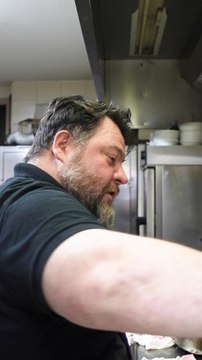 Dans son bouchon lyonnais, David régale ses clients ! Du terroir, de la passion et des plats qui réchauffent le cœur autant que l’estomac. 👨‍🍳✨
