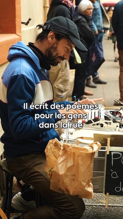 Poète de rue, Sébastien fait de chaque rencontre un vers, de chaque émotion une strophe. Au fil des discussions et de ses pensées, il trouve avec inspiration des mots qui touchent en plein cœur. 🖊️❤️
