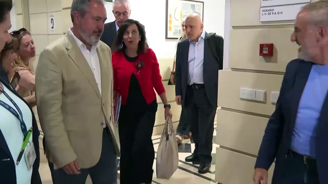 Margarita Robles se muestra preocupada por los dos militares de la UME heridos en Orense