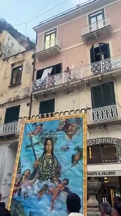 Atrani (SA) - Alzata del quadro di S. Maria Maddalena ad Atrani in Piazza Umberto I (15.07.25)