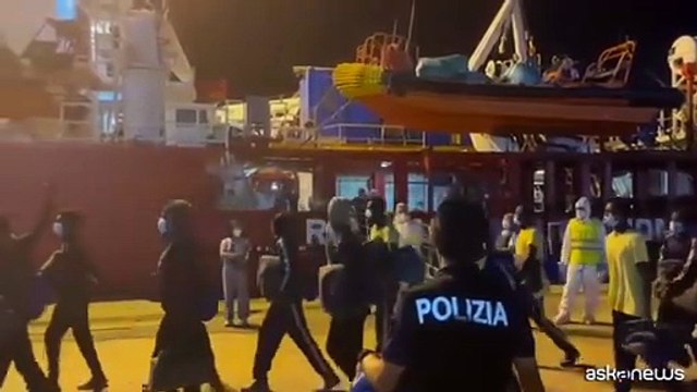 Migranti, lo sbarco dalla Ocean Viking ad Augusta