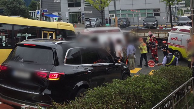 서울 한남동에서 통학버스가 보행자 치어 3명 다쳐 / YTN