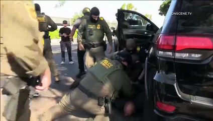 Joven arroja botella contra camioneta de ICE tras presenciar detención en Los Ángeles