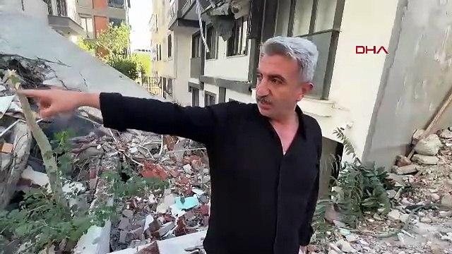 Avcılar’da yıkım sırasında devrilen binayı iş makinesi ile tutmaya çalıştılar