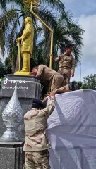 นายอำเภอเชียงแสนร้องไห้เสียงดังบนพระบรมรูป ร.9 สร้างความสงสัย