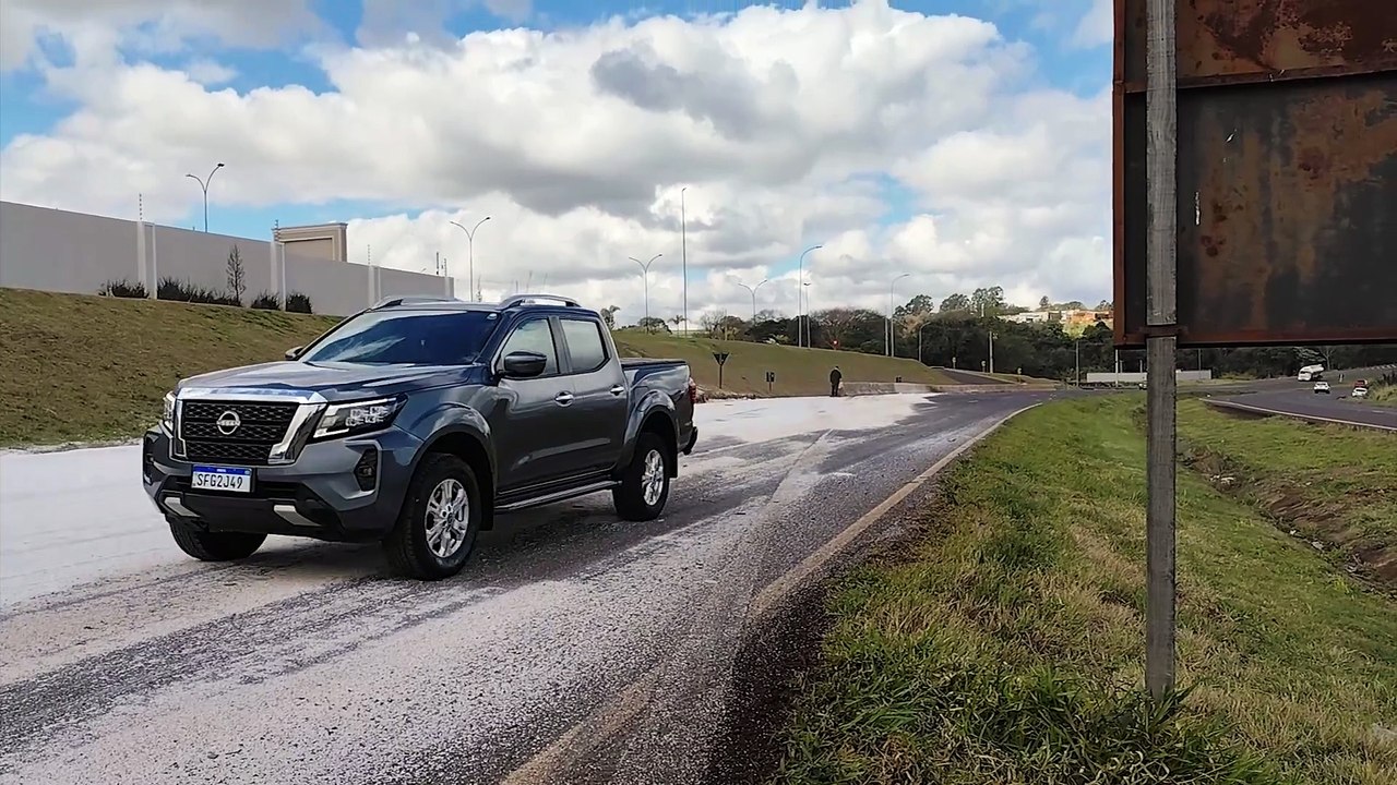 Carreta carregada com ureia tomba na BR-467, em Cascavel