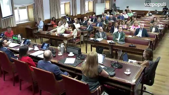 La polémica intervención de Robles con los 'tuits' en la Comisión por los incendios