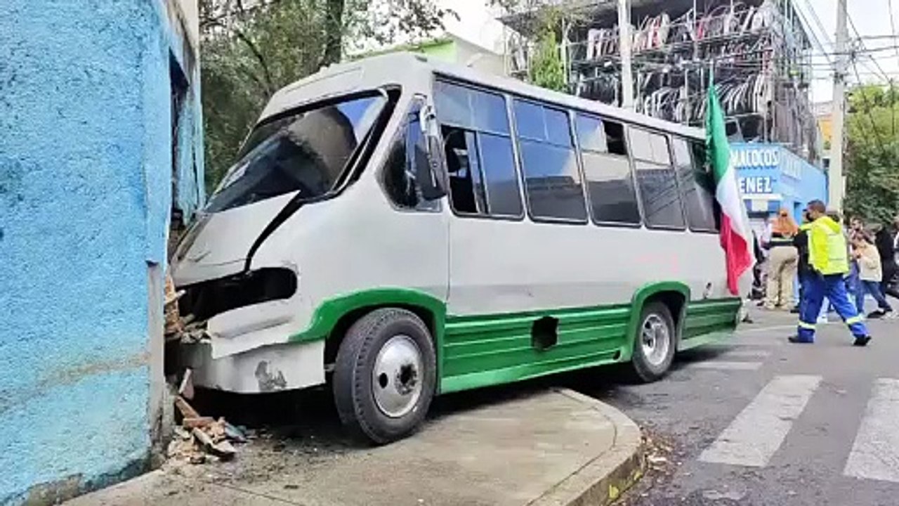 Microbús en sentido contrario provoca accidente en la Cuauhtémoc