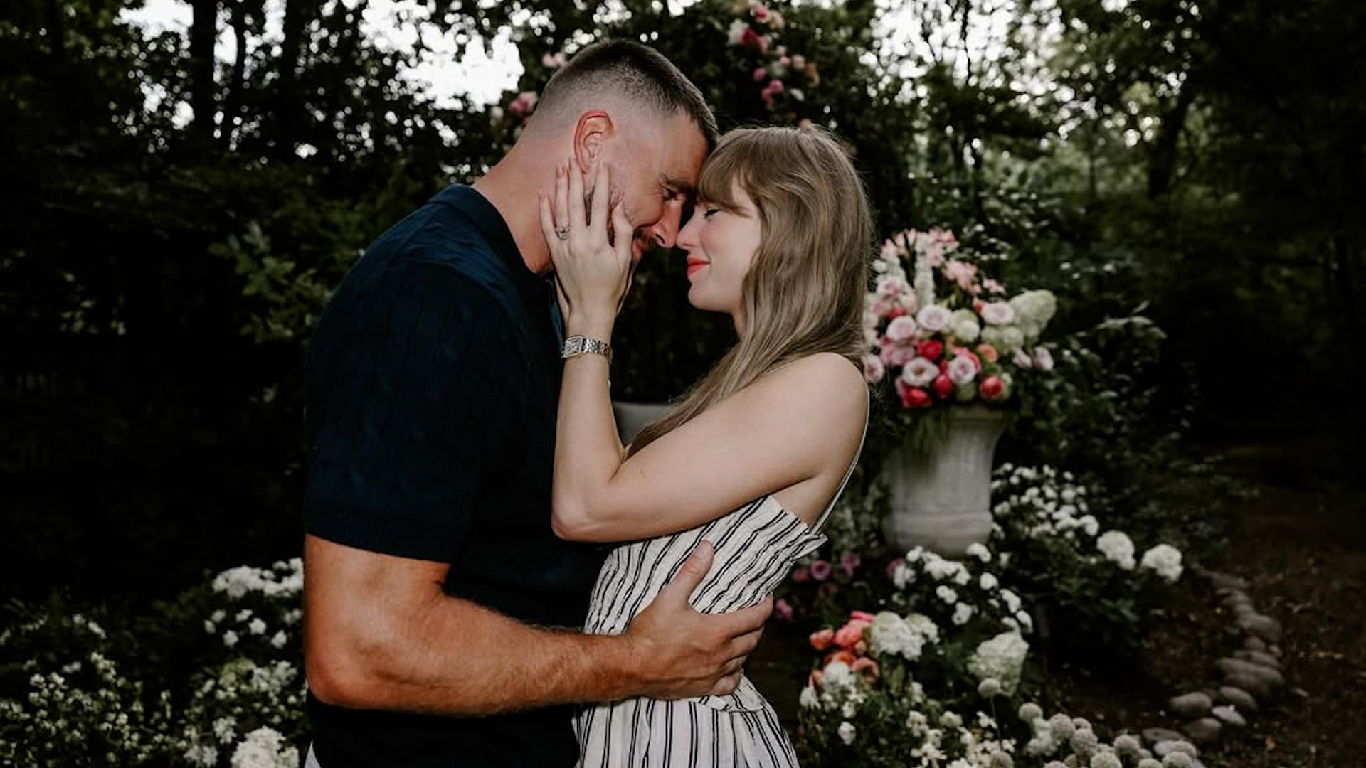 La cantante Taylor Swift ha confirmado en Instagram que se casar� con el jugador de f�tbol americano Travis Kelce.

Con una frase divertida en la que se puede leer en ingl�s: "Tu profesora de ingl�s y tu profesor de gimnasia se van a casar", la artista de The Eras Tour comparti� la noticia junto a un carrusel de im�genes donde ambos aparecen visiblemente enamorados.

El post est� acompa�ado por su propia canci�n So High School, y marca el anuncio oficial del compromiso tras dos a�os de relaci�n con la estrella de la NFL.