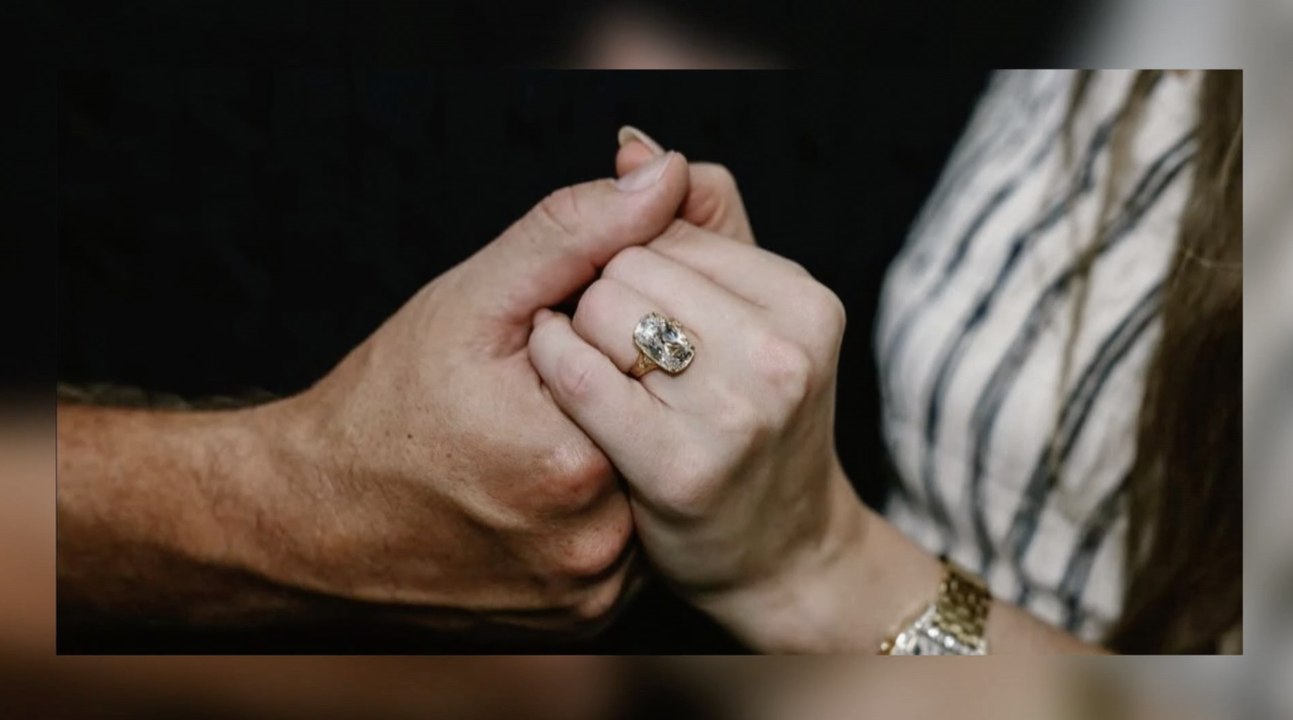 La cantante Taylor Swift y el jugador de fútbol americano Travis Kelce anuncian su compromiso