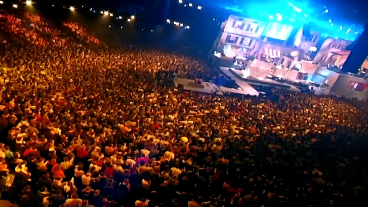 LA TENDRESSE — Darmon, Jenifer, Maurane, Calogero /// [Les Enfoirés 2006 : “Le village des Enfoirés” / Le concert, DVD-1] / { Live à la ville de Lyon }