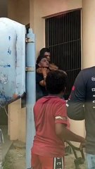 Ciudadanos reducen a sujeto que robó celular a una mujer tras salir de un banco