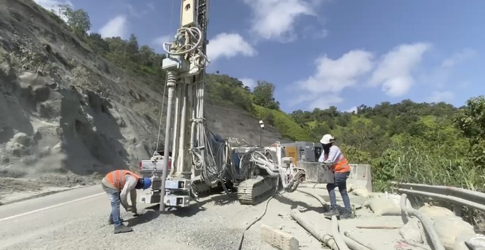 Avanzan trabajos en la carretera Casabito–Constanza en medio de la incertidumbre de comunitarios