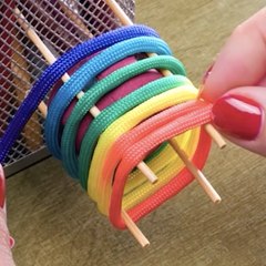 FAIT MAISON Porte-clés Poing de singe avec une touche magnétique secrète !