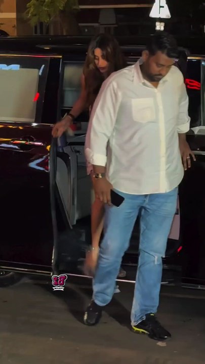 Bollywood Actress Janhvi Kapoor Last Night Seen in Town Bandra Mumbai 🔥😍❤️ #janhvikapoor #bollywood #actresses