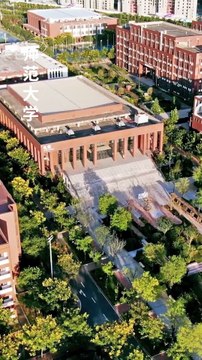 The poor talented woman's strategy to capture the Beijing circle boss starts with -seducing- him