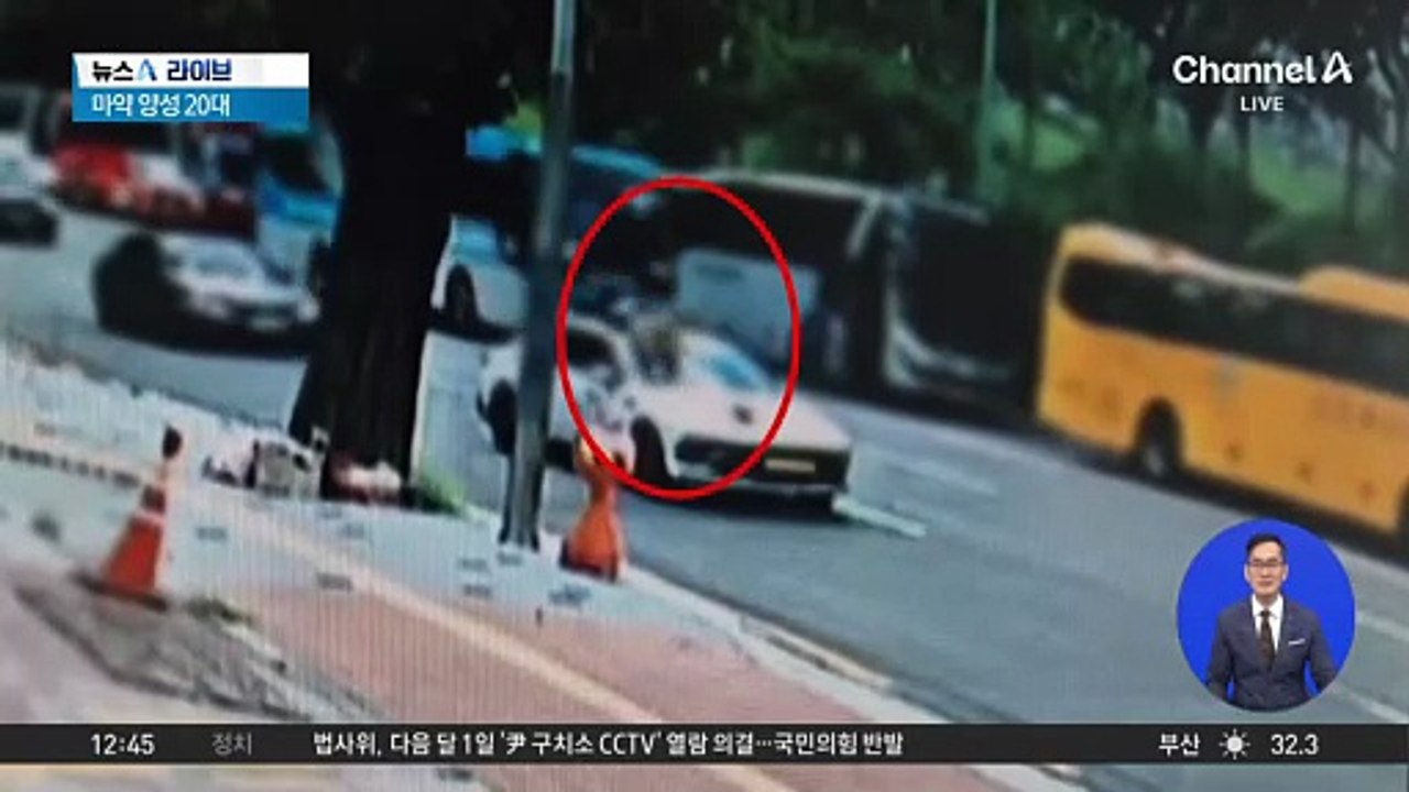 대낮에 도로 위 알몸 만세 한 남성