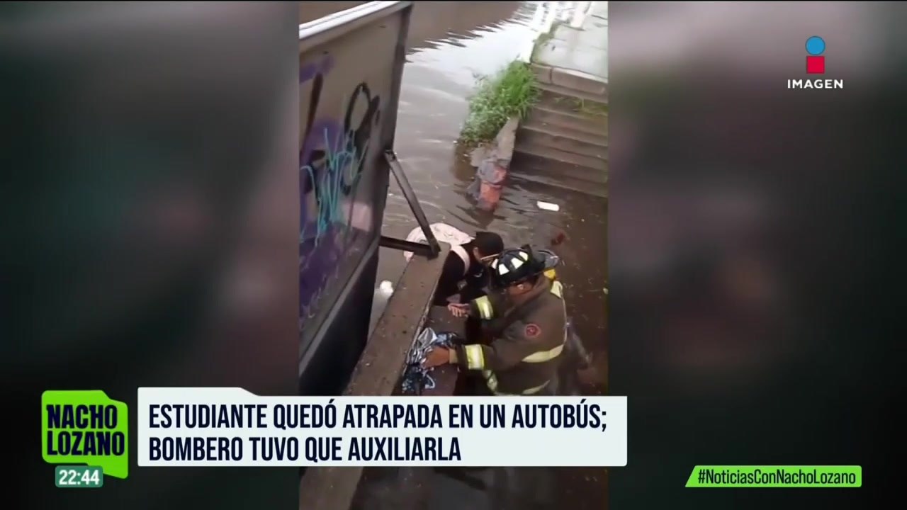 Rescatan a estudiante que quedó atrapada en un autobús por las lluvias en Zacatecas