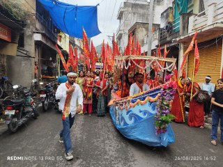 हनुमान मंदिर के लिए शहर में ध्वज यात्रा व शोभायात्रा निकाली