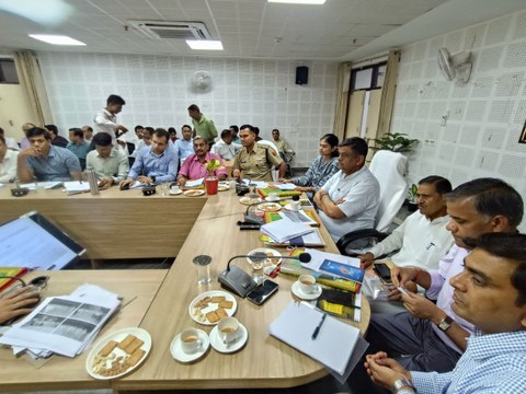 मिनी सचिवालय सभागार में जिले में वन विभाग व बजट घोषणाओं के संबंध में समीक्षा बैठक