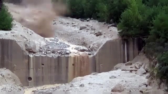 سیلابی ریلے کی شدت کا اندازہ اس ویڈیو سے لگا لیں کہ بھاگنے کا موقع تک نہیں ملتا ۔ ان دنوں ان علاقوں میں غیر ضروری سفر سے گریز کریں ۔ گھر رہیں محفوظ رہیں۔ جب تک مون سون ختم نہیں ہو جاتا یا موسم مکمل تبدیل نہیں ہو جاتا ۔ شمالی علاقہ جات میں موسم اور سڑکو