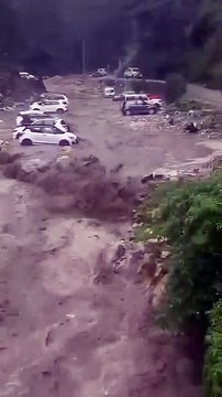 بروقت خبردار کرنے کا بھی کوئی فائدہ نہیں ہوتا۔ پردیسیوں کو برسات میں پہاڑوں اور جون جولائی میں صحراؤں سے خوف کھانا چاہیے۔ جانداروں کے ڈی این اے میں پروگرام ہے کہ وہی زندہ رہتا ہے جو نامانوس چیزوں سے خوف کھاتا ہے ۔ 27 جون کی پوسٹ جو ہر برسات سے پہلے کرتا