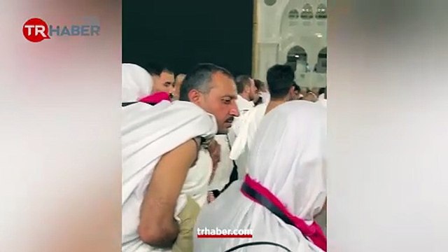 Cennet onların ayaklarının altında! Annesini sırtında tavaf ettirdi: Evlat sevgisi Kâbe’de gönülleri ısıttı