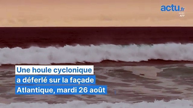 Des vagues jusqu'à 5 mètres : les images de la houle cyclonique