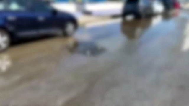 Tombini in tilt a Rodia, acqua e liquami si riversano in spiaggia