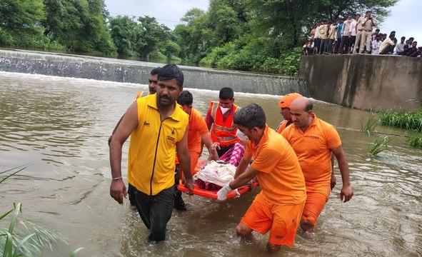 नदी में बहे युवक का शव दूसरे दिन किया रेस्क्यू