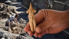 Ulucak Höyüğü'nde 8 bin yıllık Göbeklitepe üslubunda heykelcik bulundu