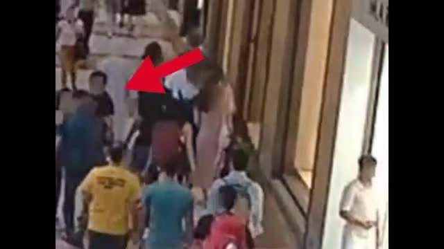 Bologna, il video della rapina sotto i portici di via Indipendenza