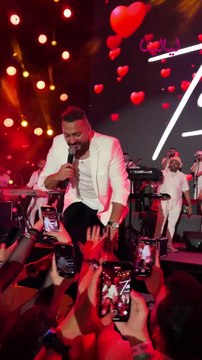 تجمهر المعجبات حول تامر حسني من حفلته بمهرجان مراسي الساحل الشمالي