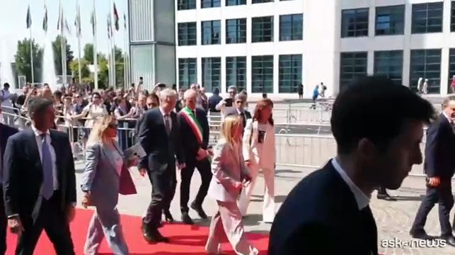 L'arrivo di Giorgia Meloni al Meeting di Rimini tra gli applausi