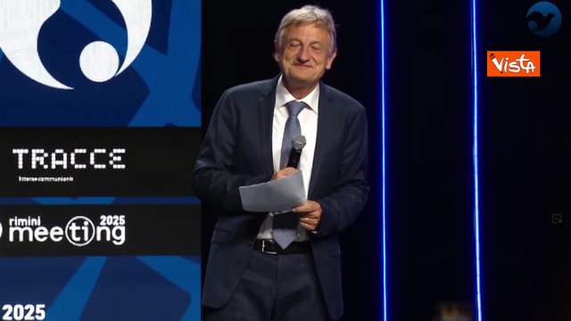 Standing ovation per Meloni prima dell'intervento al Meeting di Rimini, la premier commossa