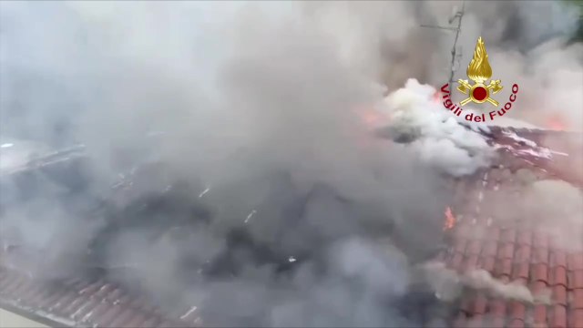 Acqualagna (PU) - Bruciano pannelli fotovoltaici su tetto abitazione (27.08.25)
