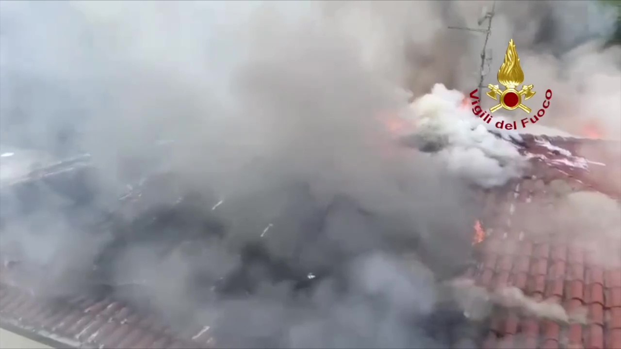 Acqualagna (PU) - Bruciano pannelli fotovoltaici su tetto abitazione (27.08.25)