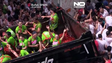 La Tomatina tiñe de rojo Buñol en su 80º aniversario