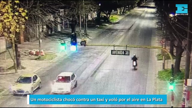 Un motociclista chocó contra un taxi y voló por el aire en La Plata