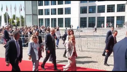 L'arrivo di Giorgia Meloni al Meeting di Rimini tra gli applausi