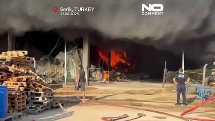 Incendio in un deposito frigorifero si diffonde a un magazzino ad Antalya, Turchia