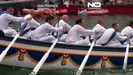 Joustadores aquáticos lutam no Canal Real de Sète num festival com 300 anos