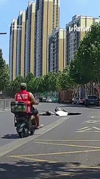 Une voiture engloutie par un gouffre sur une route en Chine