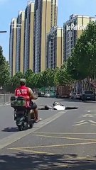 Une voiture engloutie par un gouffre sur une route en Chine