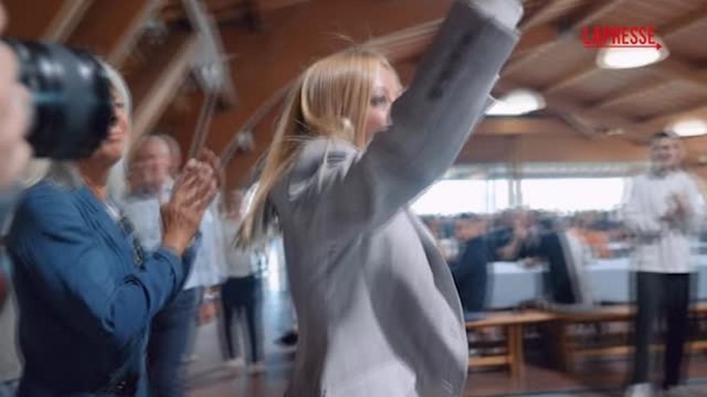 Giorgia Meloni accolta da applausi a San Patrignano: «Sono io a dover imparare qualcosa da voi»