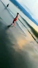 Adolescente logra escapar de un cocodrilo en playa de Puerto Vallarta