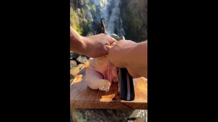 cooking whole chicken in one of mud 🍗