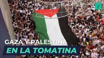 Sacan la bandera de Palestina en defensa de Gaza en plena Tomatina de Buñol